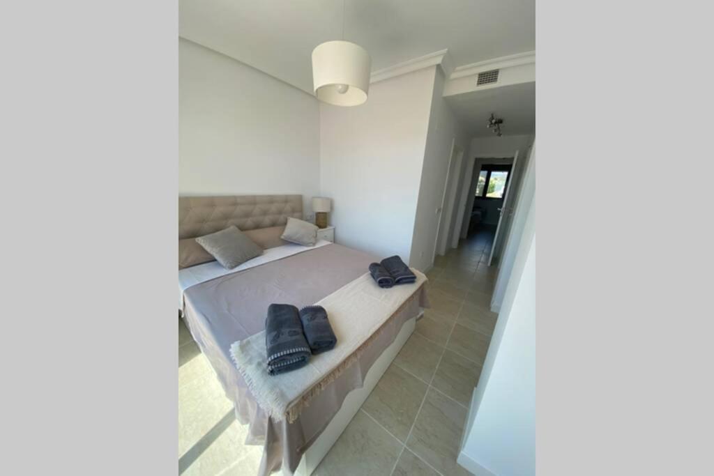 Postel nebo postele na pokoji v ubytování Sunset Resina Golf - 2 Bedrooms Apartment with Sea view - Estepona