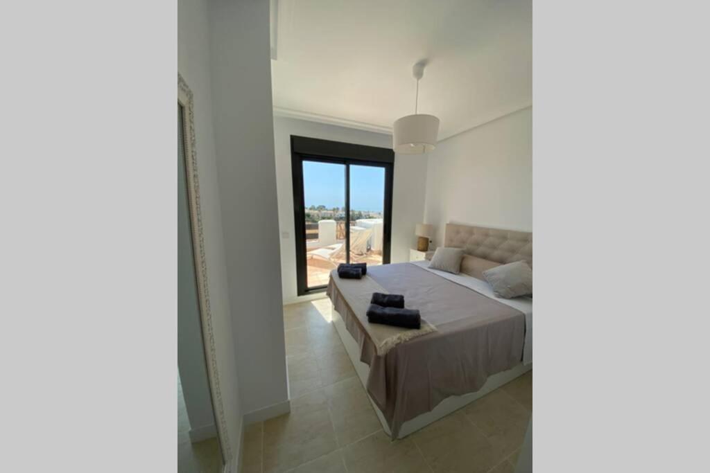 Postel nebo postele na pokoji v ubytování Sunset Resina Golf - 2 Bedrooms Apartment with Sea view - Estepona
