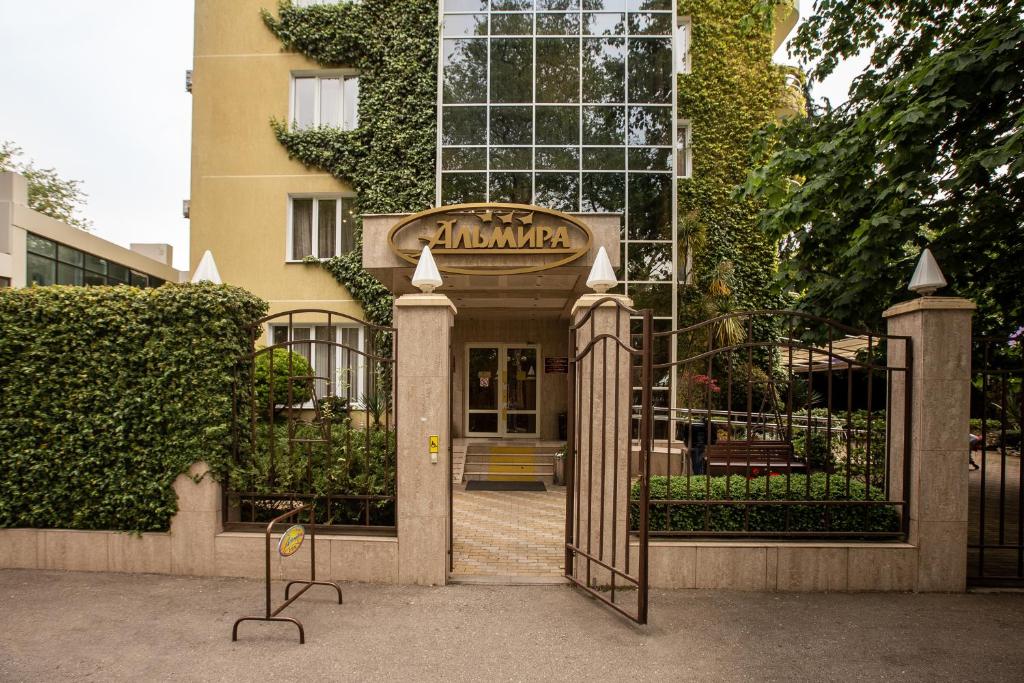 uma entrada para um edifício com um portão aberto em Almira Orion Group Hotel em Adler