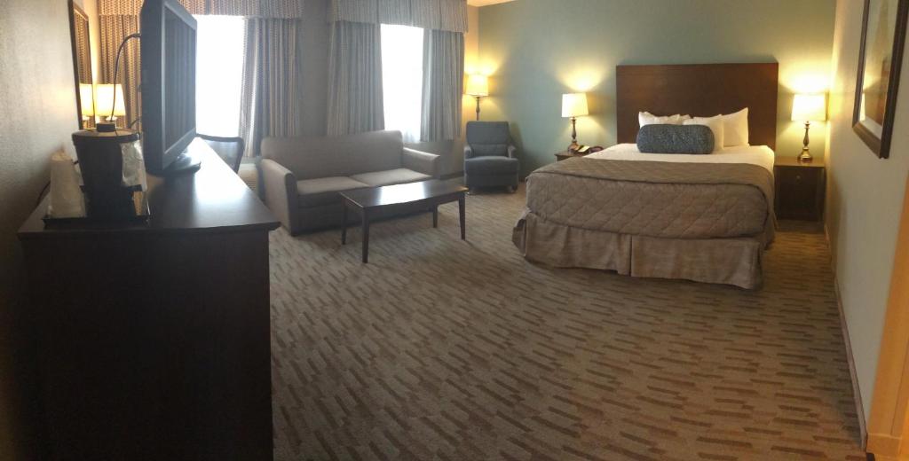Baymont by Wyndham Minot - King Studio Suite - Mobility Access/Non-Smoking