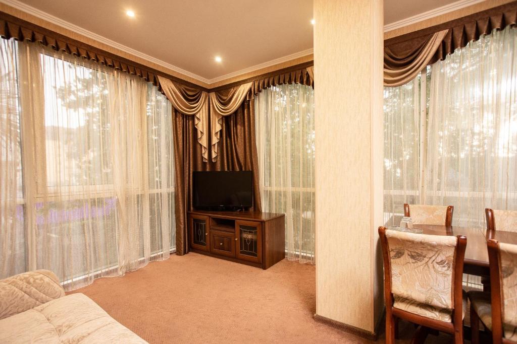 TV a/nebo společenská místnost v ubytování Almira Orion Group Hotel