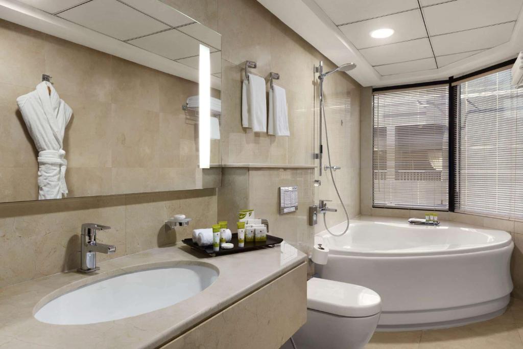 Un baño de Ramada Hotel & Suites by Wyndham Ajman