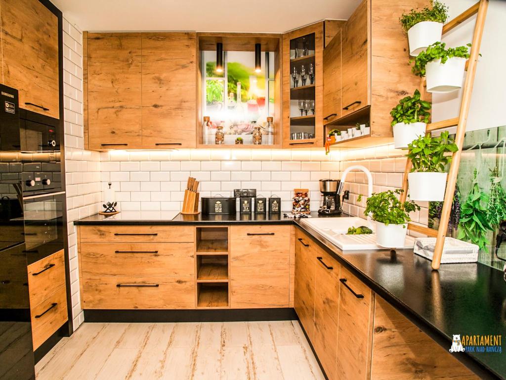 Kuchyňa alebo kuchynka v ubytovaní Apartament Park nad Hańczą