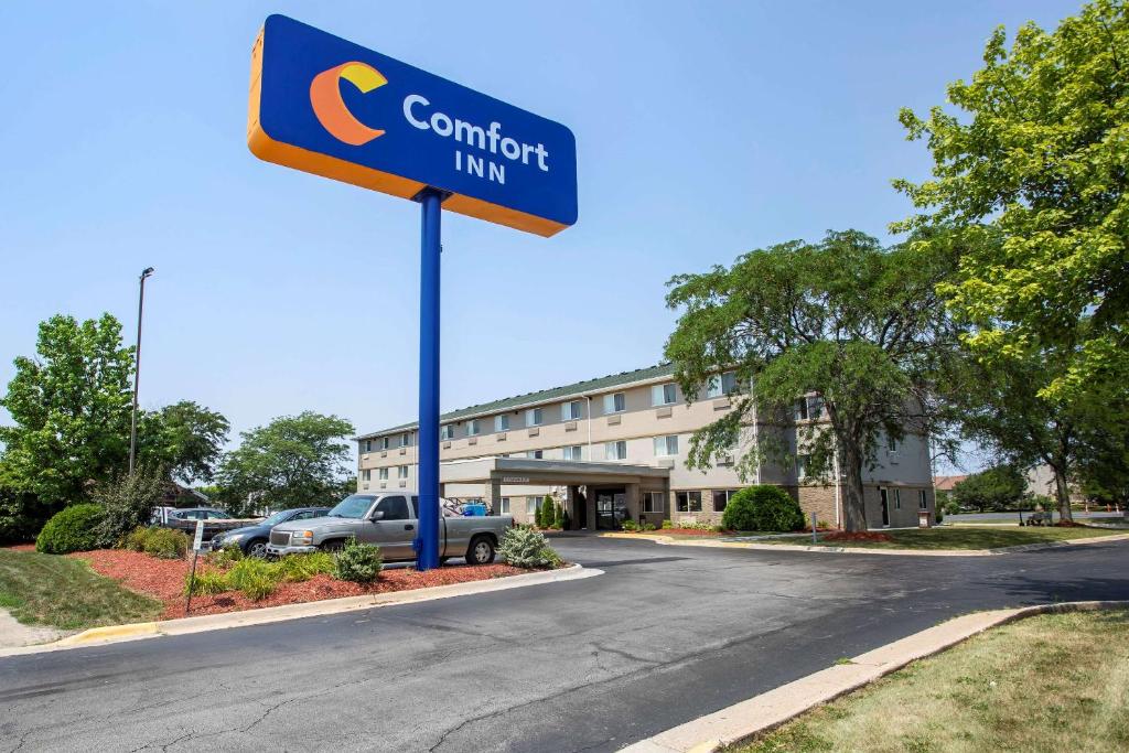 a sign for a comfort inn in front of a building at Comfort Inn Rockford near Casino District in Rockford