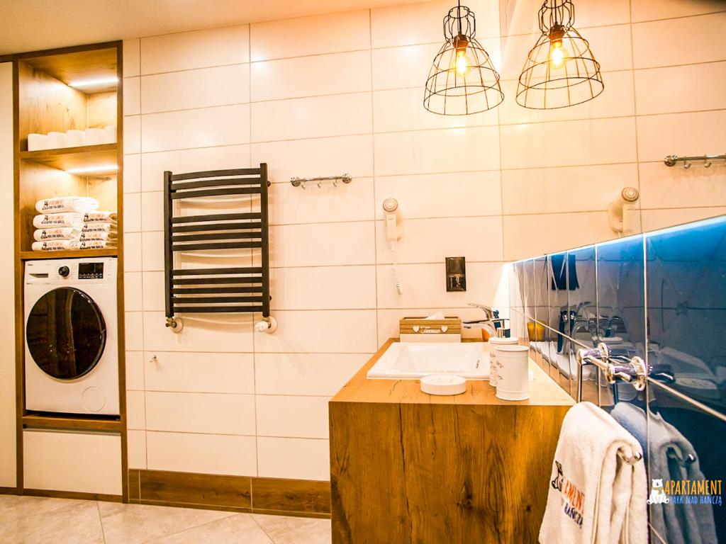 Kuchyňa alebo kuchynka v ubytovaní Apartament Park nad Hańczą