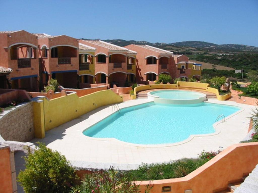 una piscina en medio de un patio en Residenze Zodiaco, en Santa Teresa Gallura