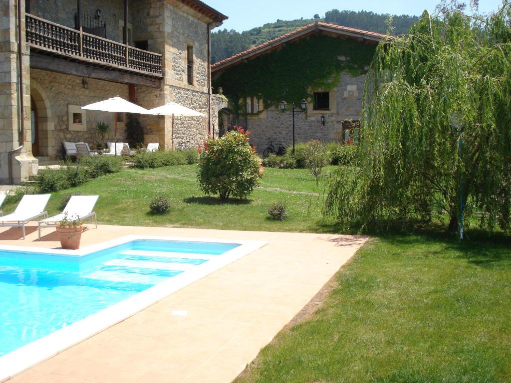 Bazén v ubytování Hotel Palacio Garcia Quijano nebo v jeho okolí