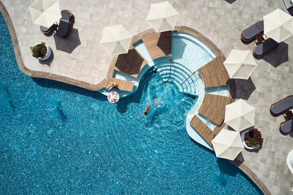 Вид на бассейн в The Royal Blue a Luxury Beach Resort или окрестностях