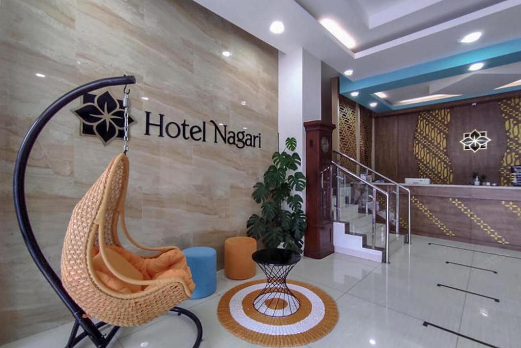 um quarto de hotel com uma rede de descanso no átrio em Sans Hotel Nagari Malioboro em Yogyakarta