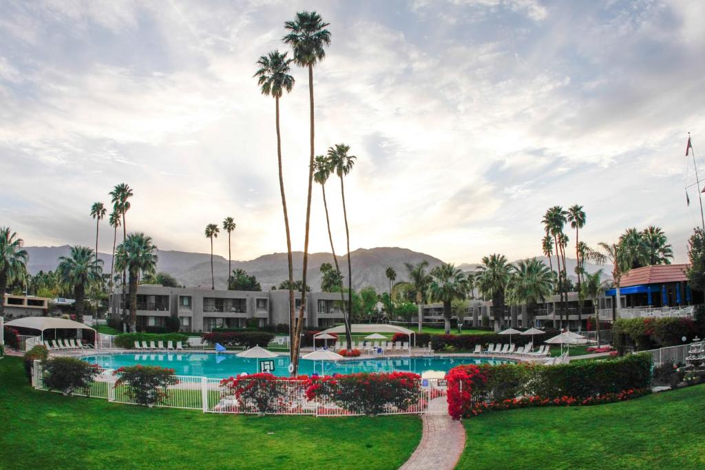 Blick auf ein Resort mit Palmen und einem Pool in der Unterkunft Shadow Mountain Resort & Club in Palm Desert