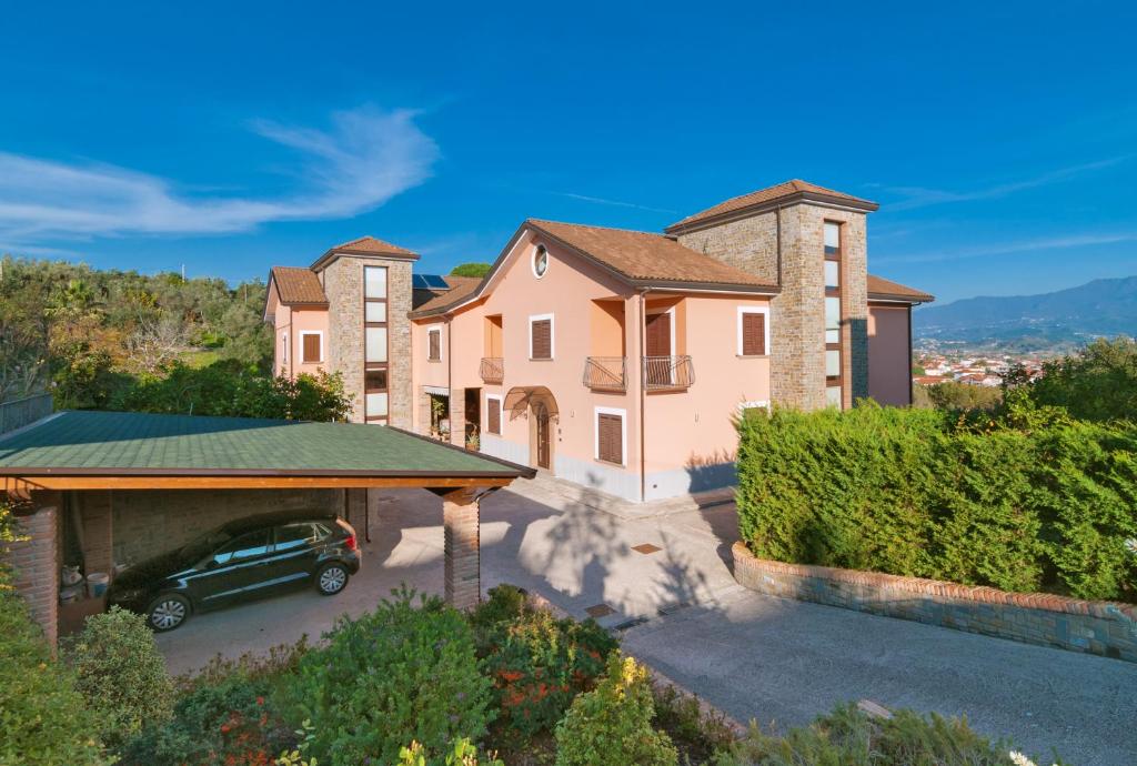 una casa con un coche aparcado en una entrada en Dominella, en Casal Velino