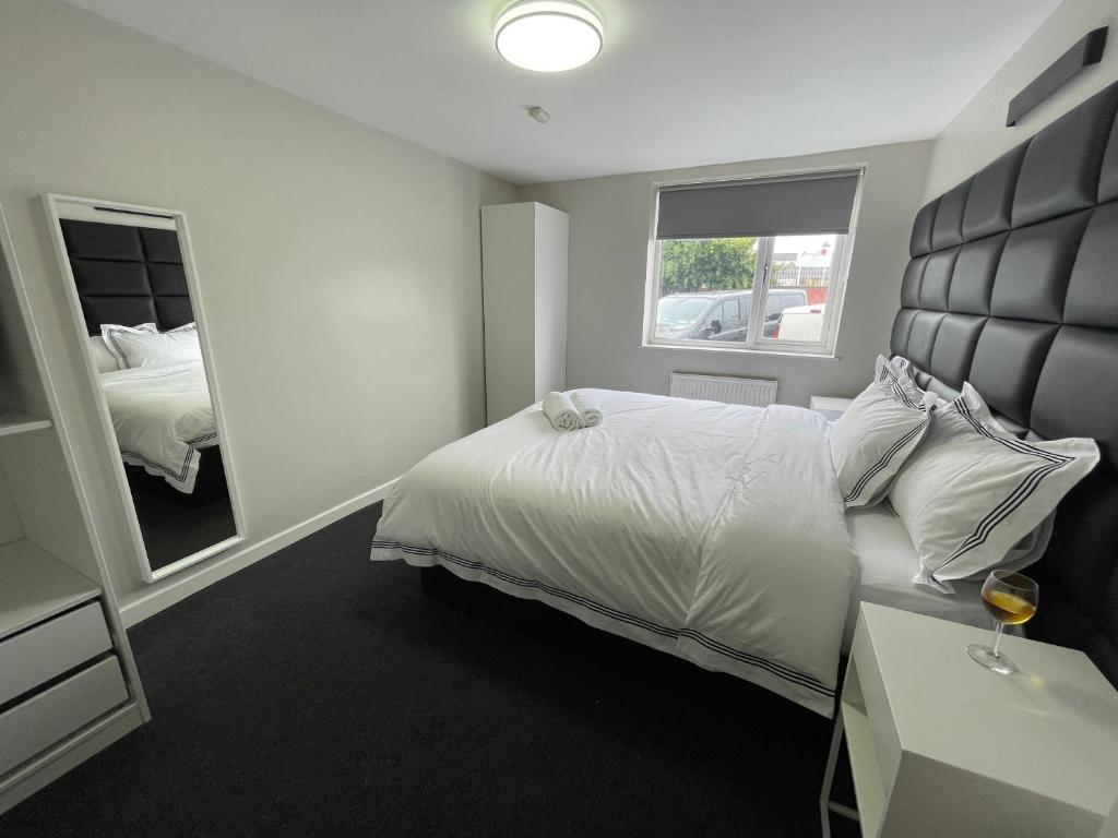 Кровать или кровати в номере Mays Apartments - 102 Mill Street