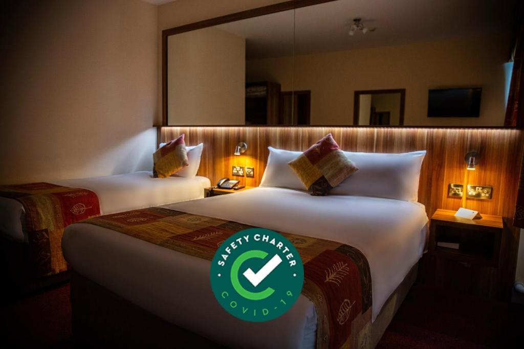 Un pat sau paturi într-o cameră la West County Hotel
