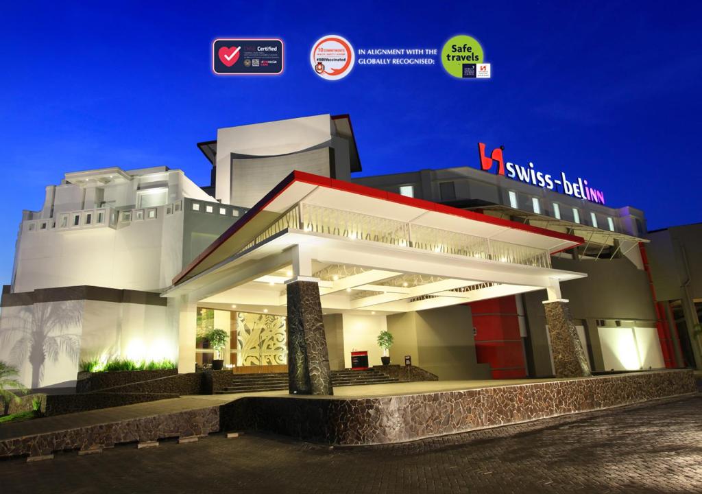 een weergave van een hotel 's nachts bij Swiss-Belinn Panakkukang in Makassar