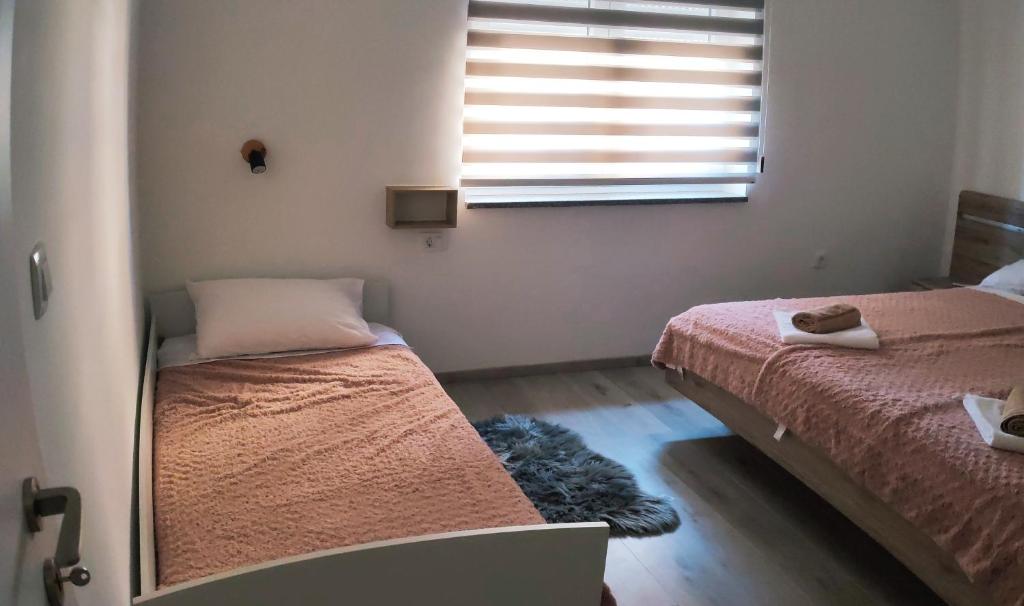 Posteľ alebo postele v izbe v ubytovaní Apartman Levi