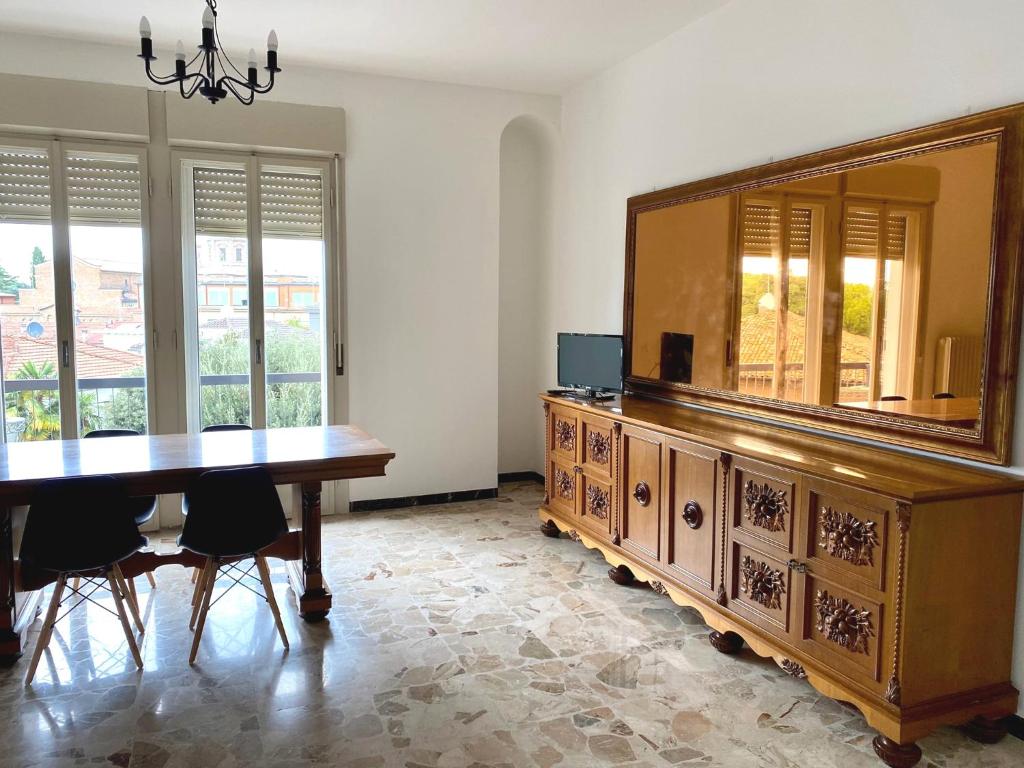 una sala da pranzo con tavolo e grande specchio di Vista Duomo Ravenna Apartment a Ravenna