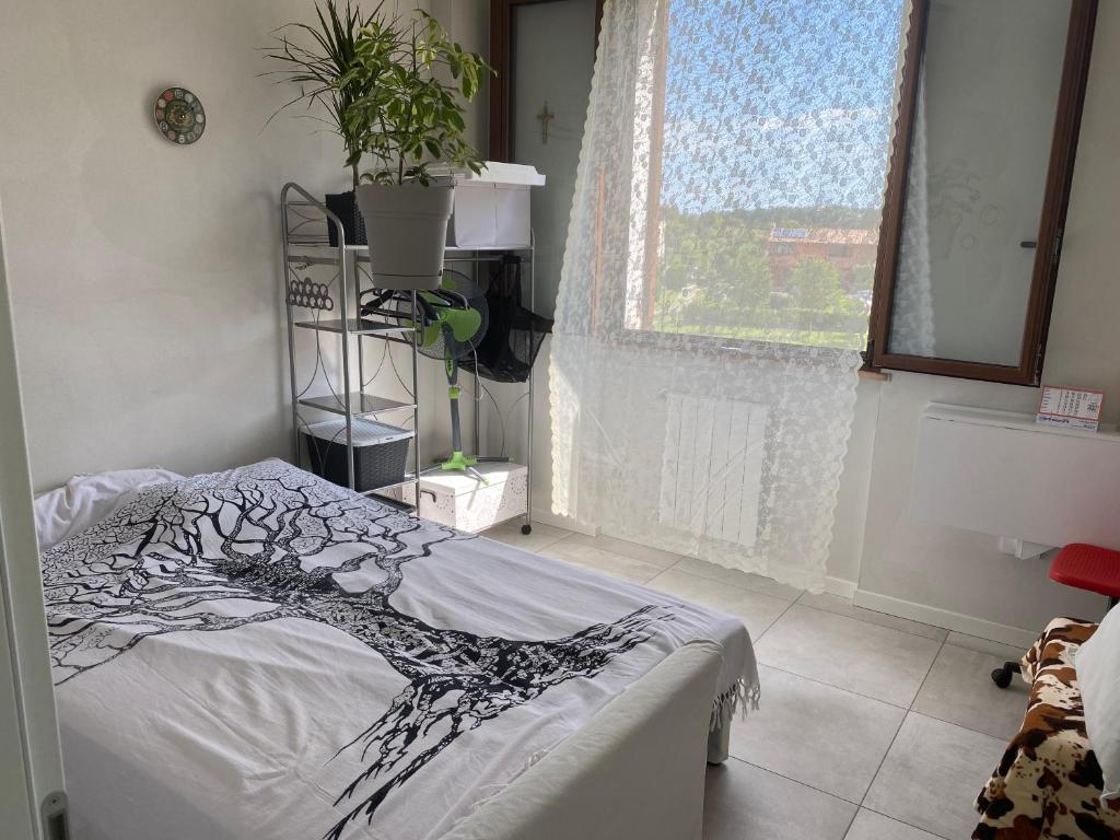 a bedroom with a bed and a window at Camera Monica in Peschiera del Garda