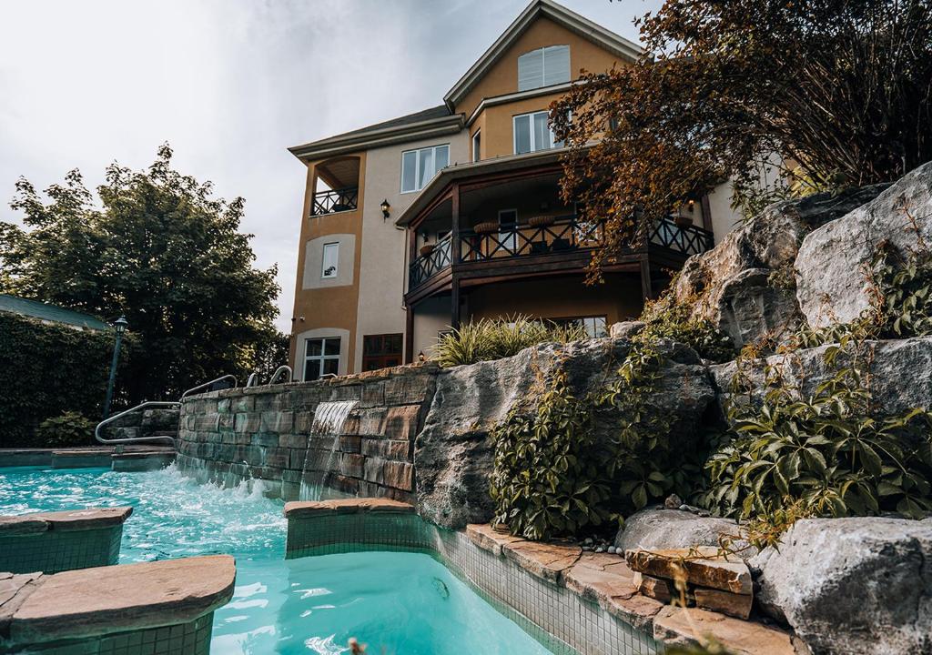 Bazén v ubytování Hotel Chateau Bromont nebo v jeho okolí