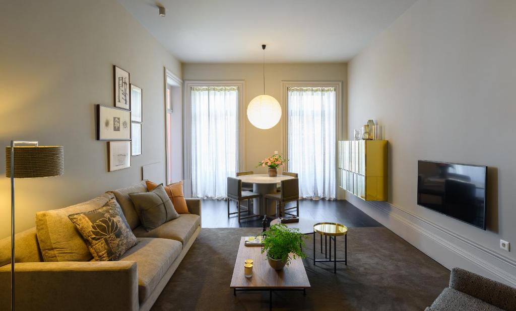 un soggiorno con divano e TV di FLH ESQVTA Luxury Housing a Porto