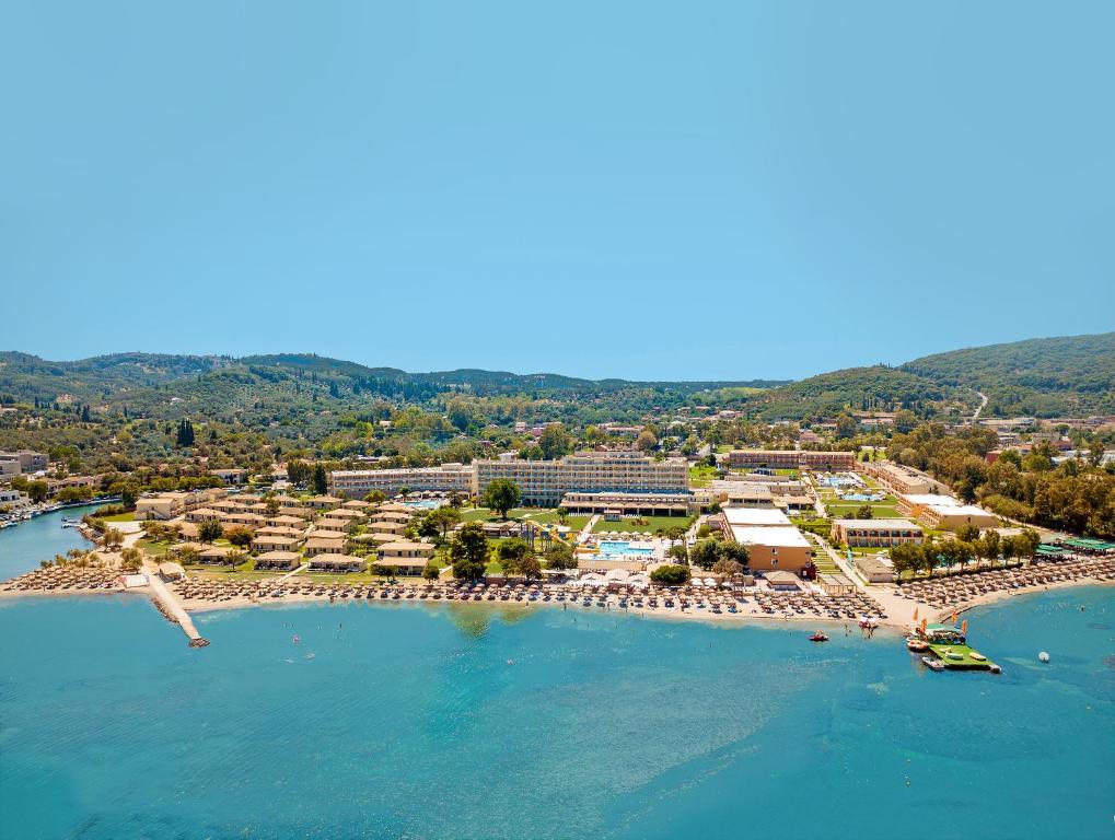 una vista aerea di un resort su una spiaggia di Messonghi Beach Holiday Resort a Moraḯtika