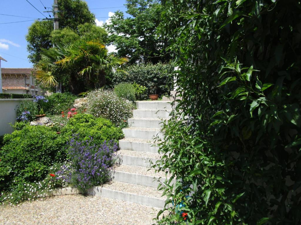 un conjunto de escaleras en un jardín con plantas en Chambre d'hôte, Royan plage, petit-déjeuner bio, en Royan