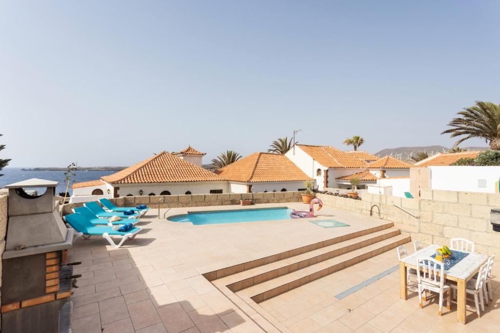 ポリス・デ・アボナにあるCasa Higo - Private pool - Ocean View - BBQ - Terrace - Free Wifi - Child & Pet-Friendly - 3 bedrooms - 6 peopleのスイミングプール付きのヴィラ、家