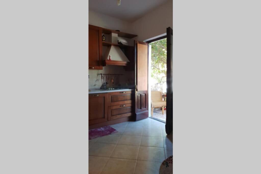 A kitchen or kitchenette at La casa di Dedda I.U.N. Q4233