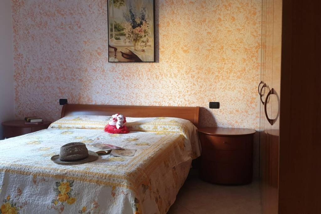 um quarto com uma cama com um bicho de peluche em La casa di Dedda I.U.N. Q4233 em Santa Caterina