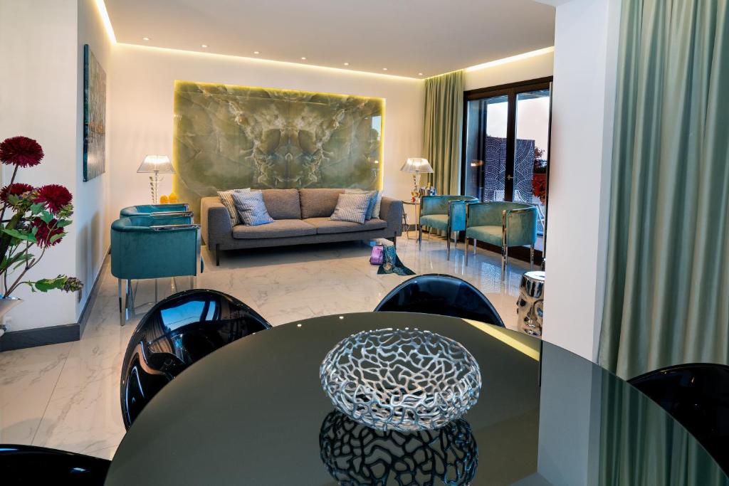 A seating area at Luxury Beachfront Apartment Taormina Pool and Parking