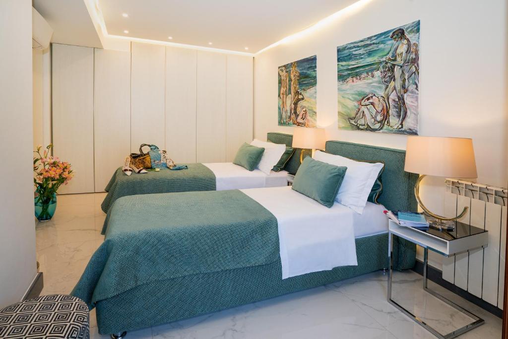 A bed or beds in a room at Luxury Beachfront Apartment Taormina Pool and Parking