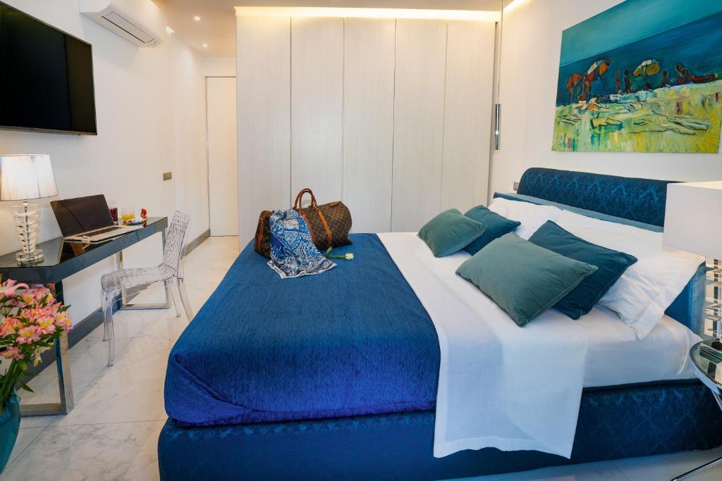 A bed or beds in a room at Luxury Beachfront Apartment Taormina Pool and Parking