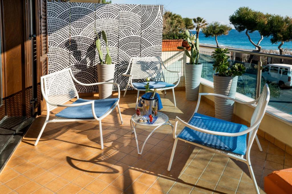 A seating area at Luxury Beachfront Apartment Taormina Pool and Parking