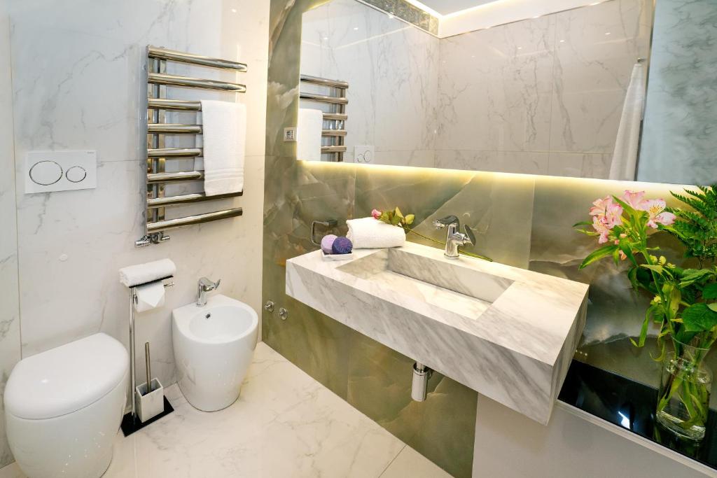 A bathroom at Luxury Beachfront Apartment Taormina Pool and Parking