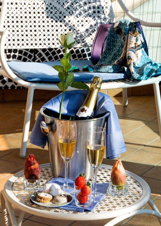 Luxury Beachfront Apartment Taormina Pool and Parking italokat is kínál