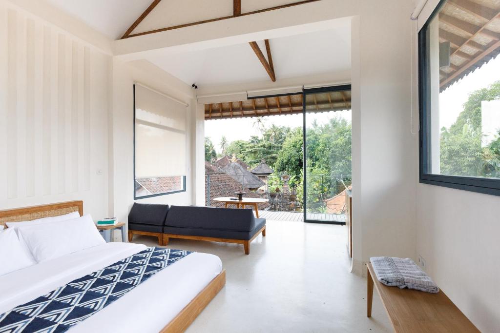 una camera con letto e un soggiorno di Contemporary Artisanal Studio Apartment in Ubud ad Ubud