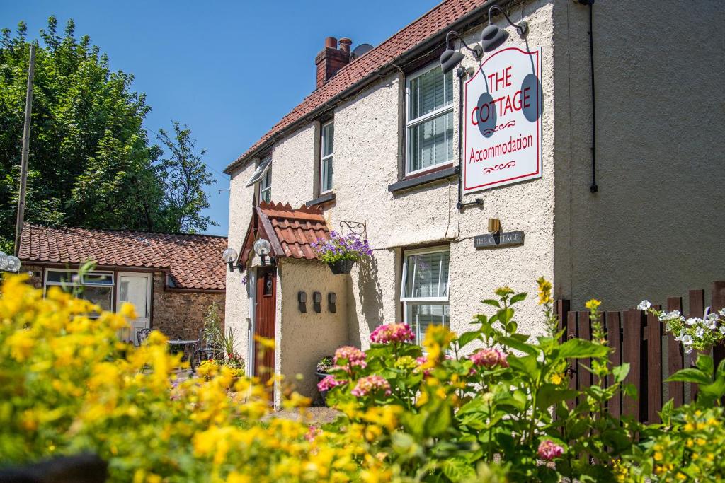 un edificio con un cartel en el costado en The Cottage en Bristol