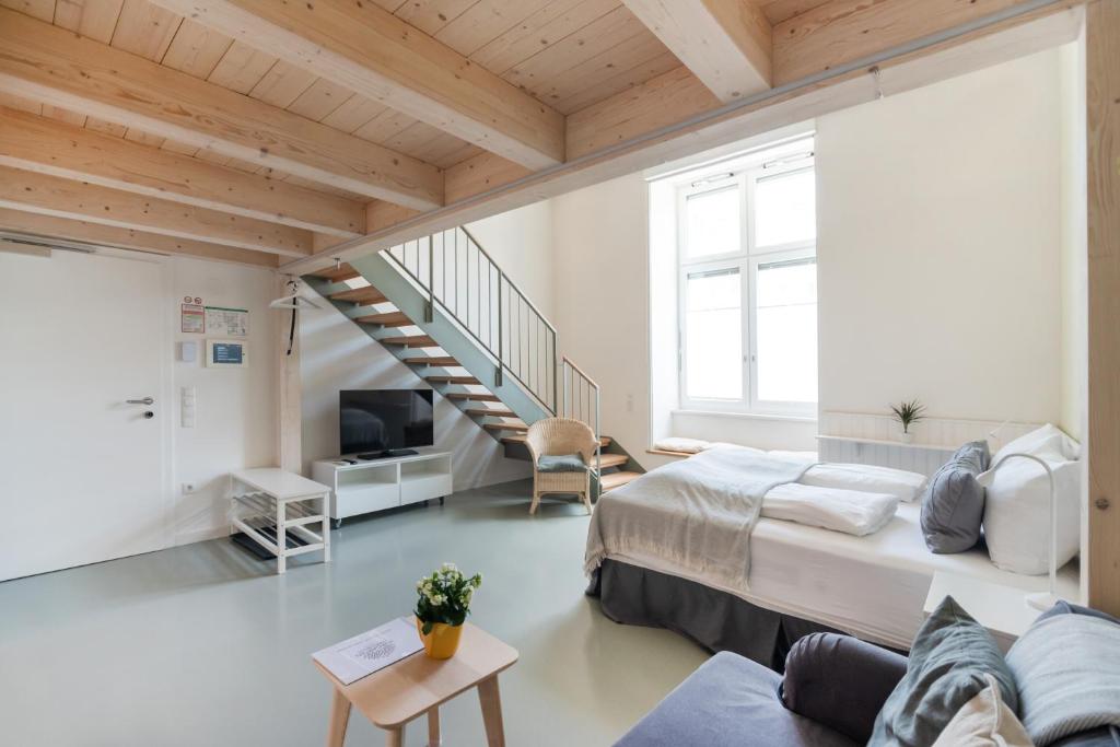 1 dormitorio con 1 cama y sala de estar en Vorgarten Apartments - central, new and stylish for your comfortable stay in Vienna, en Viena