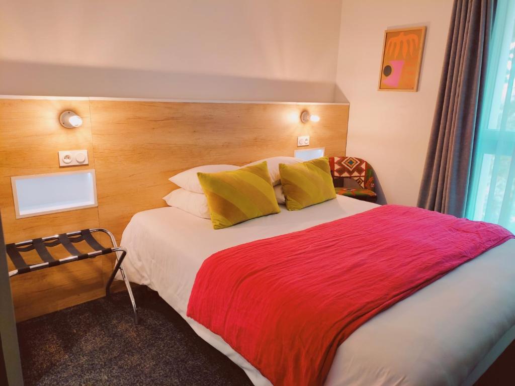 Postel nebo postele na pokoji v ubytování Hôtel Le Collonges TV connecté wifi Netflix