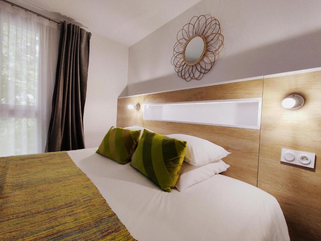 Postel nebo postele na pokoji v ubytování Hôtel Le Collonges TV connecté wifi Netflix