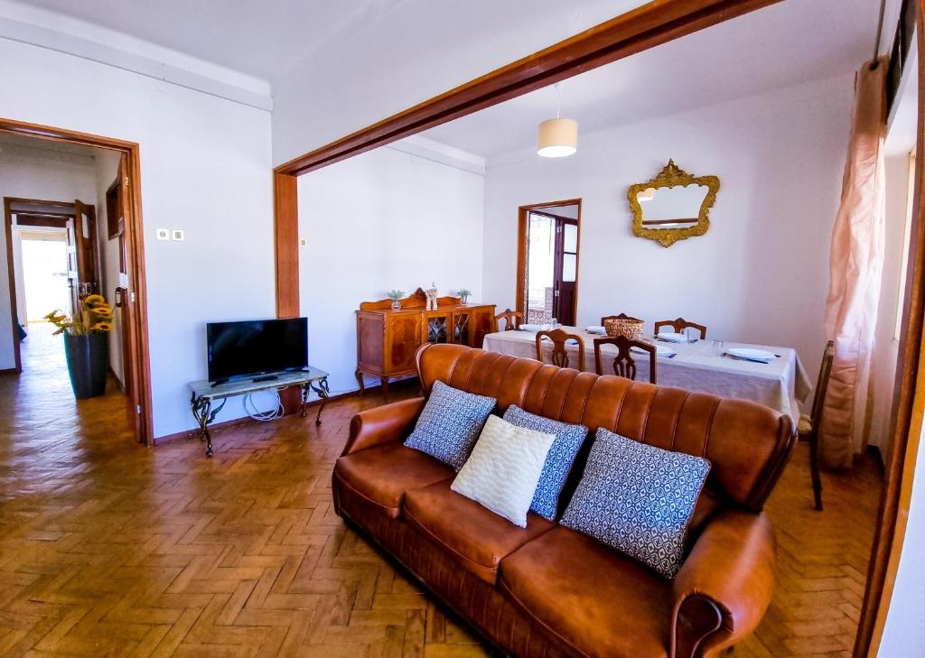 sala de estar con sofá y TV en FLH Loulé Balcony Family Apartment en Loulé