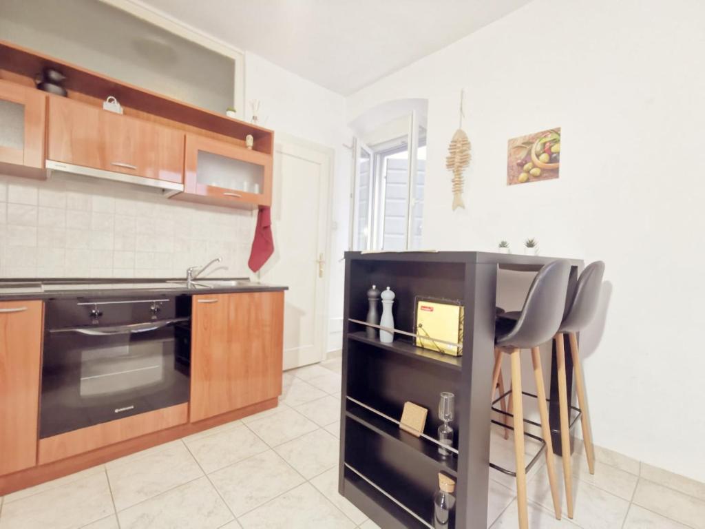 Kuchyň nebo kuchyňský kout v ubytování One bedroom apartment in the old town