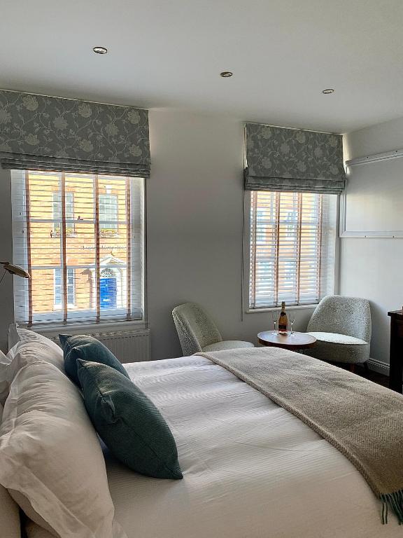 Upstairs at 33 - Self check in boutique accommodation in Worcester Centre - 