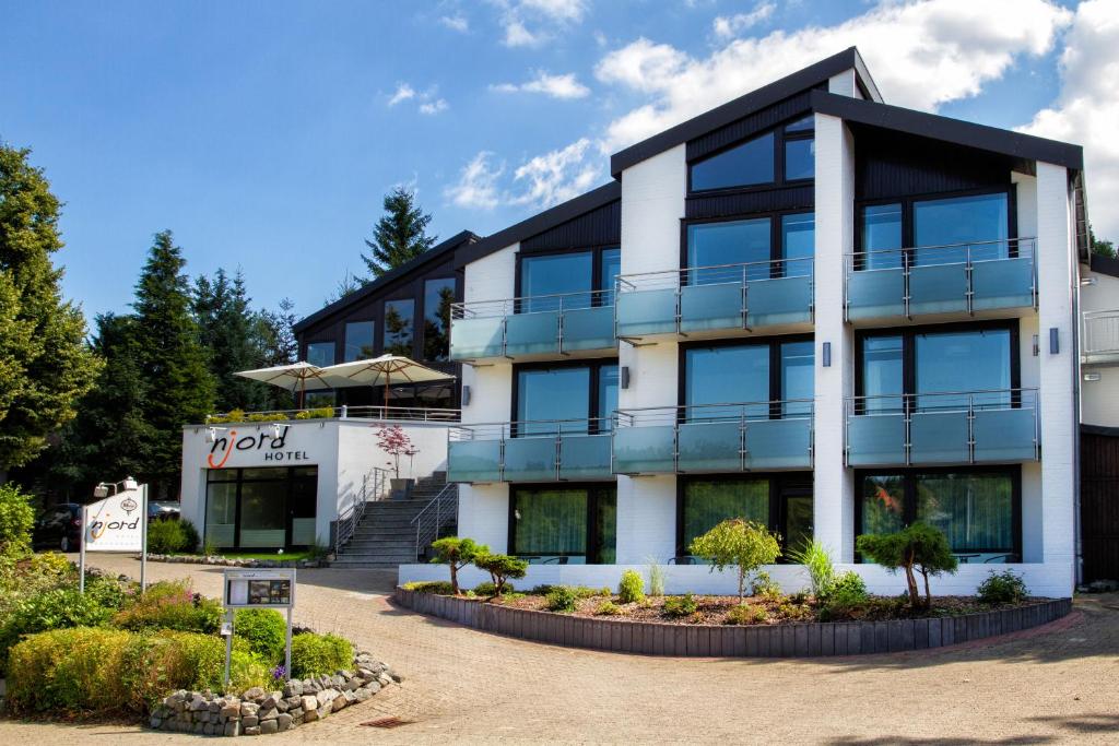 un edificio de apartamentos con muchas ventanas en Hotel Njord, en Hahnenklee-Bockswiese