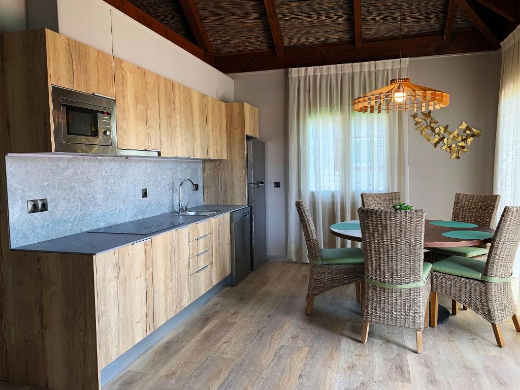 Una cocina o zona de cocina en La Marina Resort