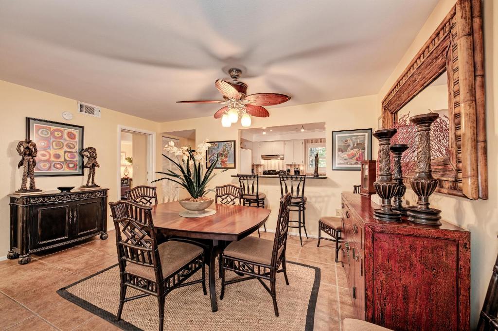 uma sala de jantar e sala de estar com mesa e cadeiras em Sea Grape Inn 4- BEACHFRONT Property em Longboat Key