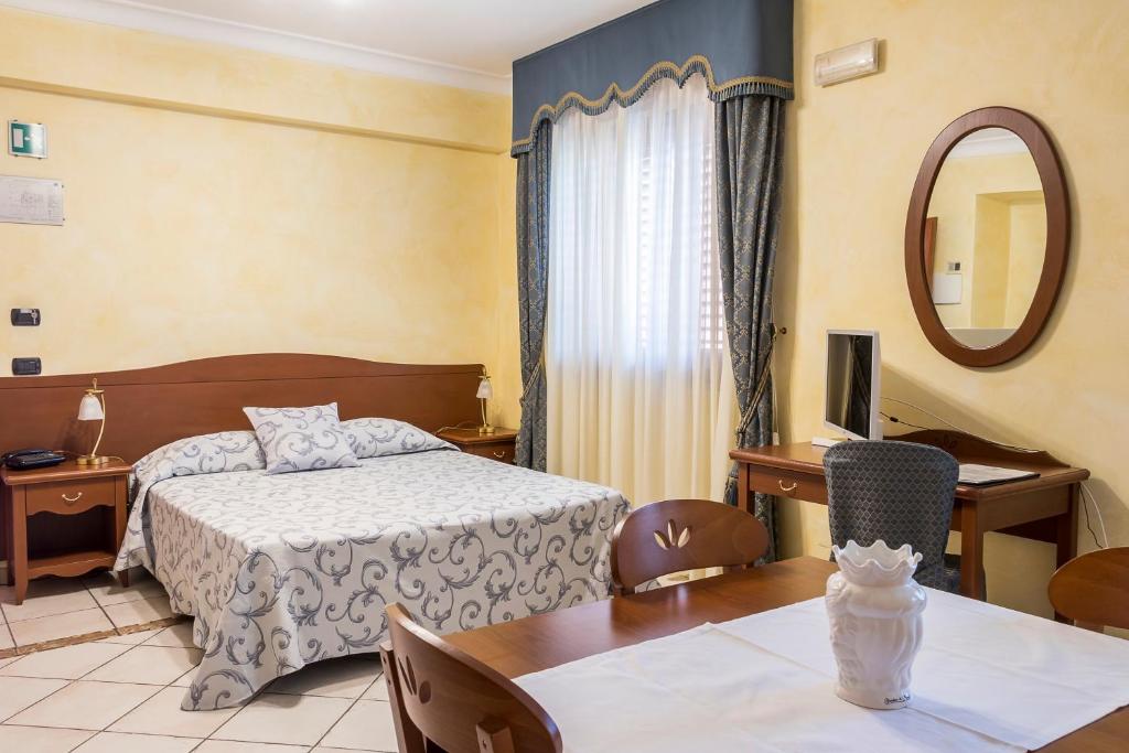 Postel nebo postele na pokoji v ubytování Residence Alberghiero Eolie