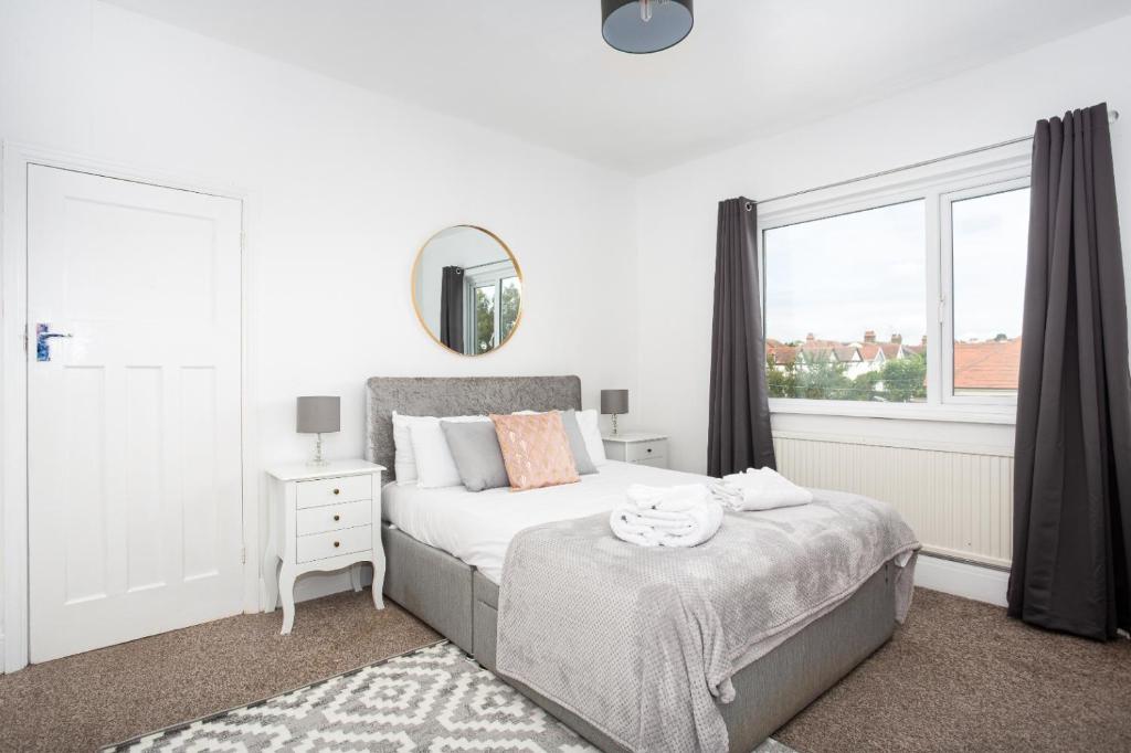 Habitación blanca con cama y ventana en The Woodgrange by Sorted Stay en Southend-on-Sea