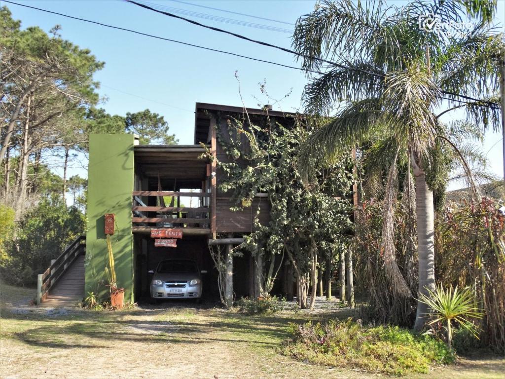 ein Haus mit einem Auto, das draußen geparkt ist in der Unterkunft Ave Fénix, un lugar mágico para disfrutar. in Punta Del Diablo