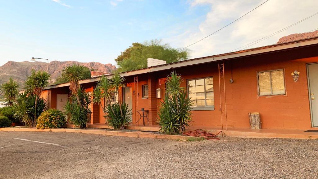 un edificio de naranjos con palmeras delante de él en Copper Mountain Motel, en Superior