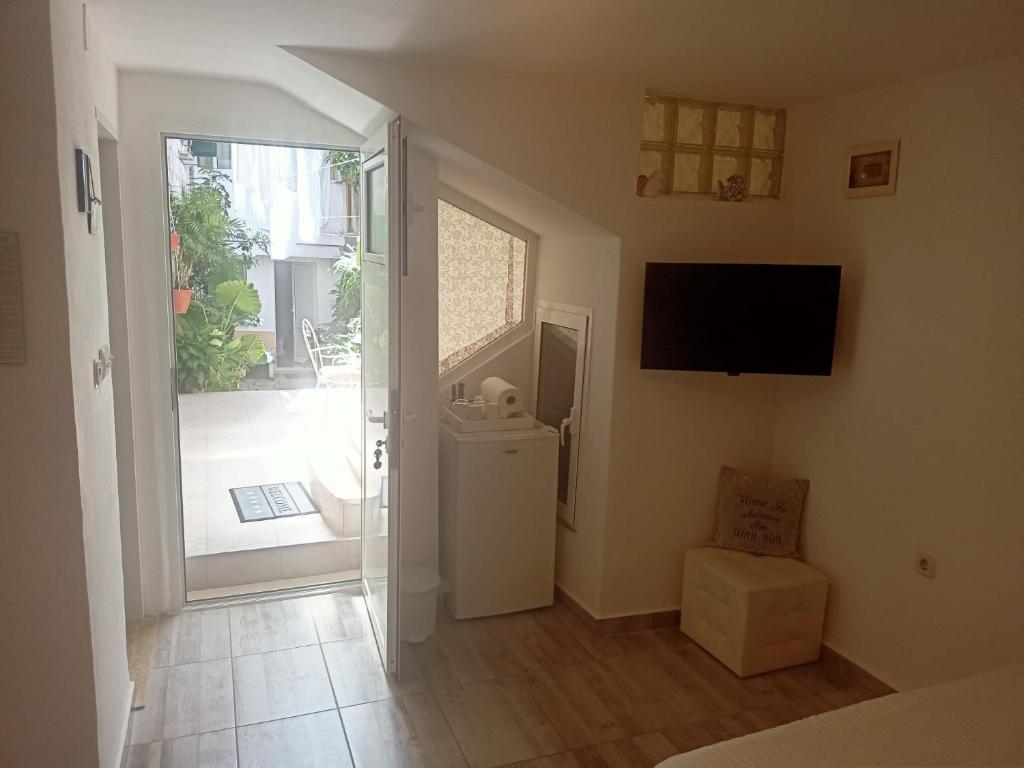 TV a/nebo společenská místnost v ubytování Apartments & room Ivica Split
